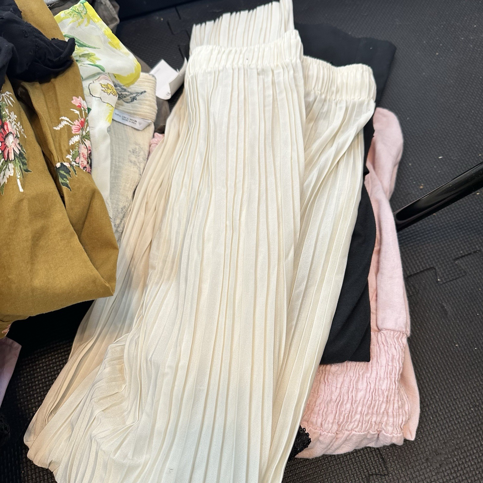 Urban Outfitters Zara Clothing Whole Sale 31 Piece Lot Womens Various Sizes