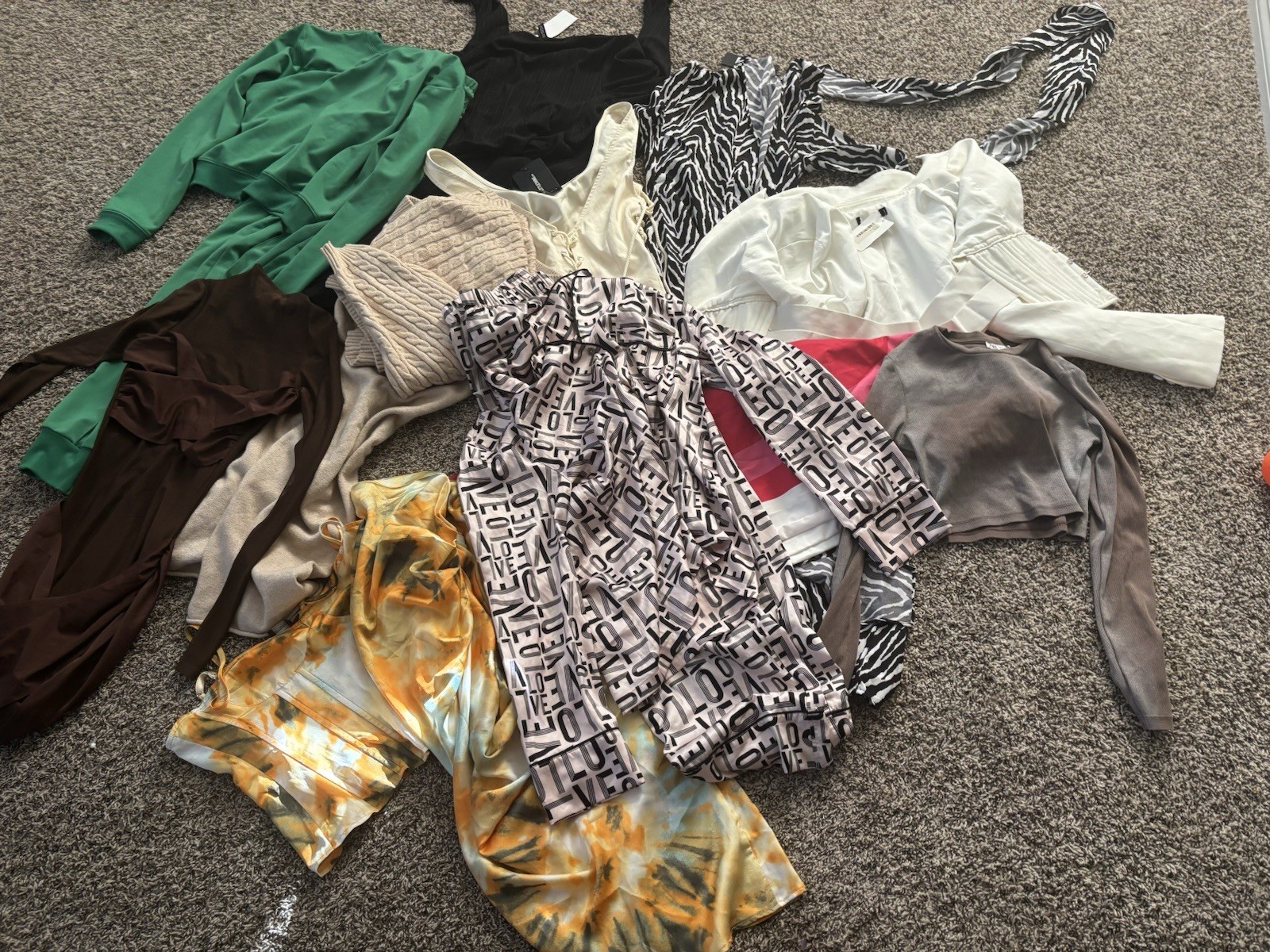 CLOTHING BUNDLE TOPS AND BOTTOMS SMALL MEDUIM AND LARGE TOPS AND BOTTOMS