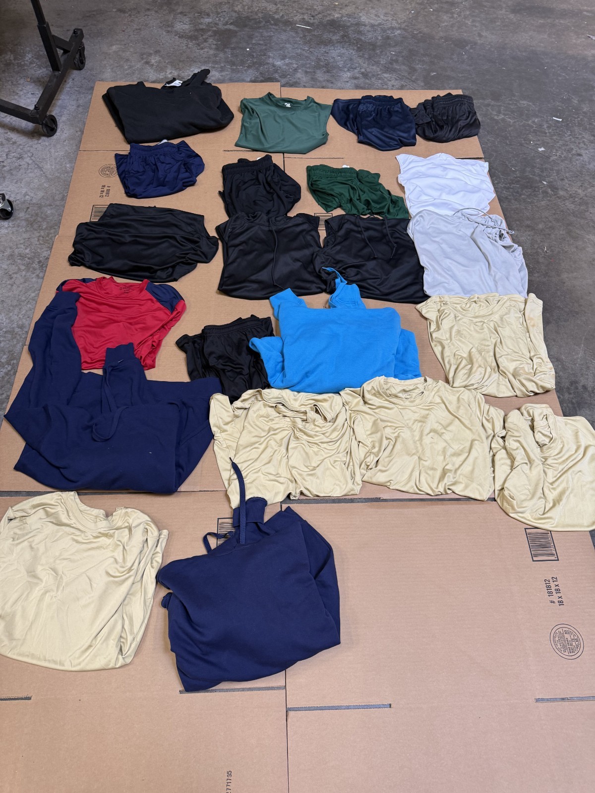 Lot of 22 NEW Men&rsquo;s Adult Medium Blank Assorted Clothing & Apparel Bulk Pricing