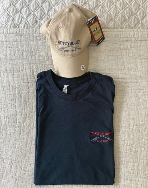 2017 GETTYSBURG NWT XL CAP W/FLAG PIN; NWOT XL NAVY BLUE COTTN T-SHIRT ORIG. OWN