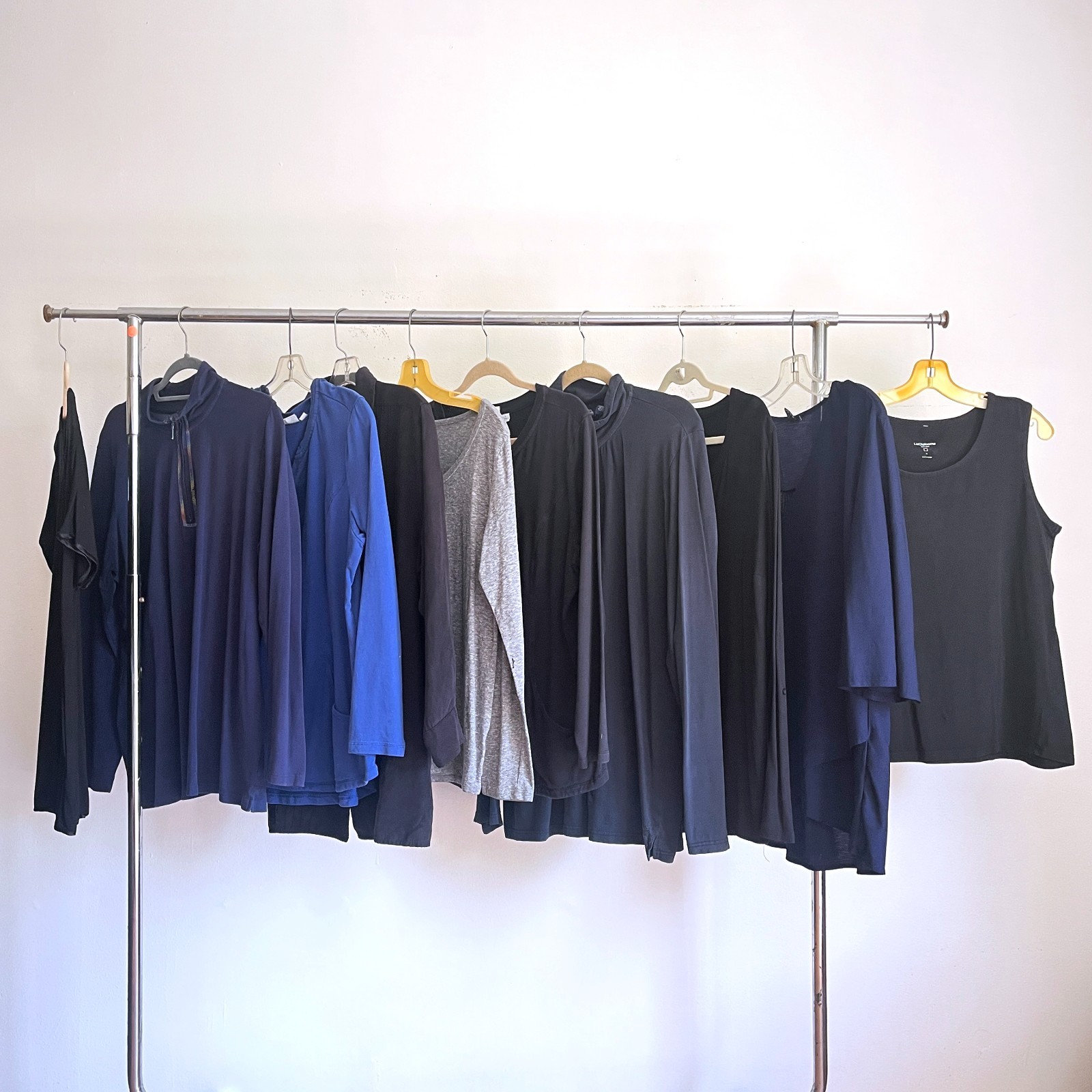 Lot of 10 Women&rsquo;s Large & Extra Large Blue Black Gray Shirts & Sweatshirts