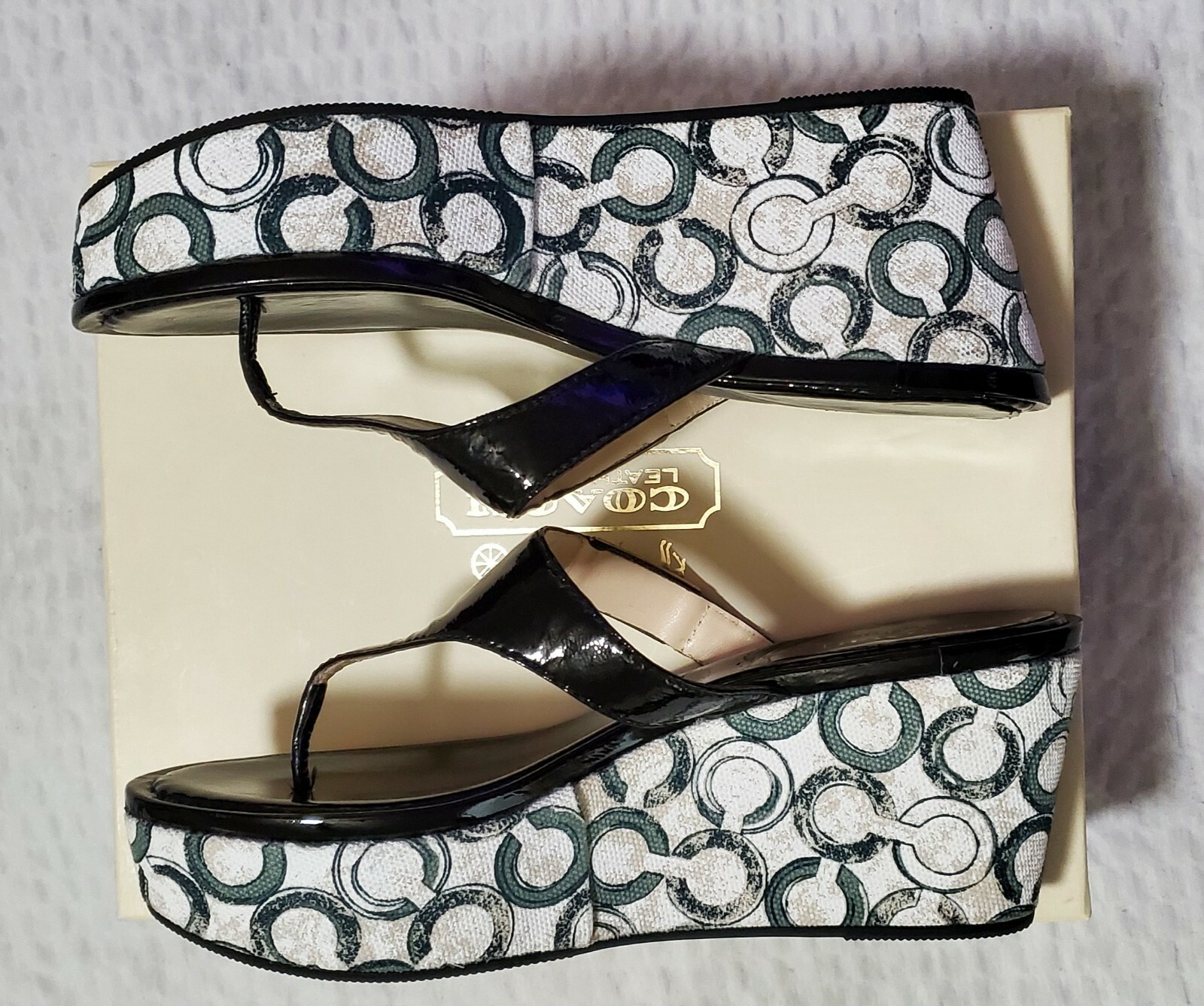 NEW COACH JAN*CRINKLE BLACK PATENT OPTICAL ART JACQUARD THONG WEDGE SANDAL 8.5M