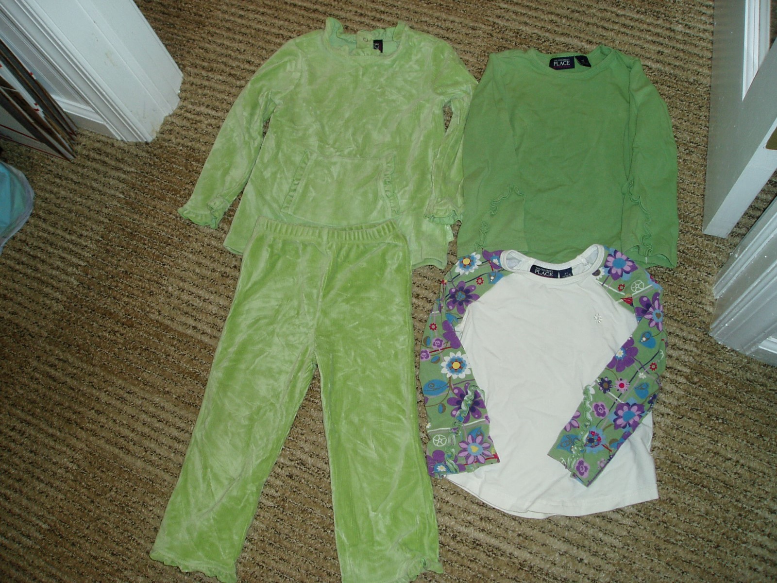 Girls Children&rsquo;s Place Set of 4 Pieces all matching, 3 shirts and 1 pant, Sz 4T