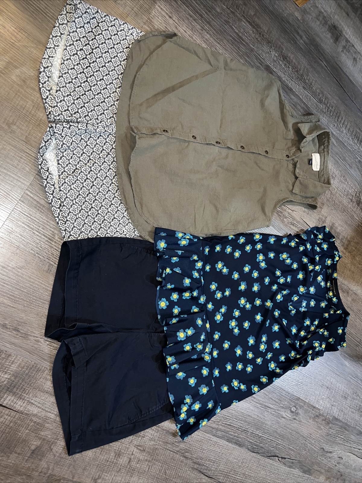Banana Republic Universal Thread lot Womens 2 size XS Tops 2 Shorts-Sz 2, 0 EUC