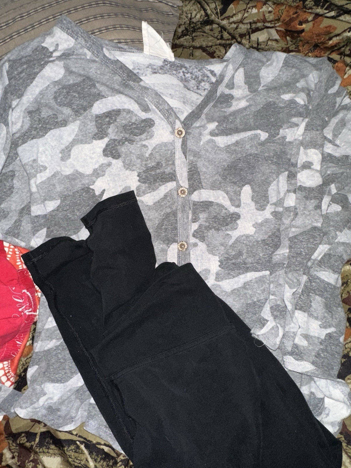 Fantastic Fawn Gray Camouflage Top S & Old Navy Black Leggings M Lot