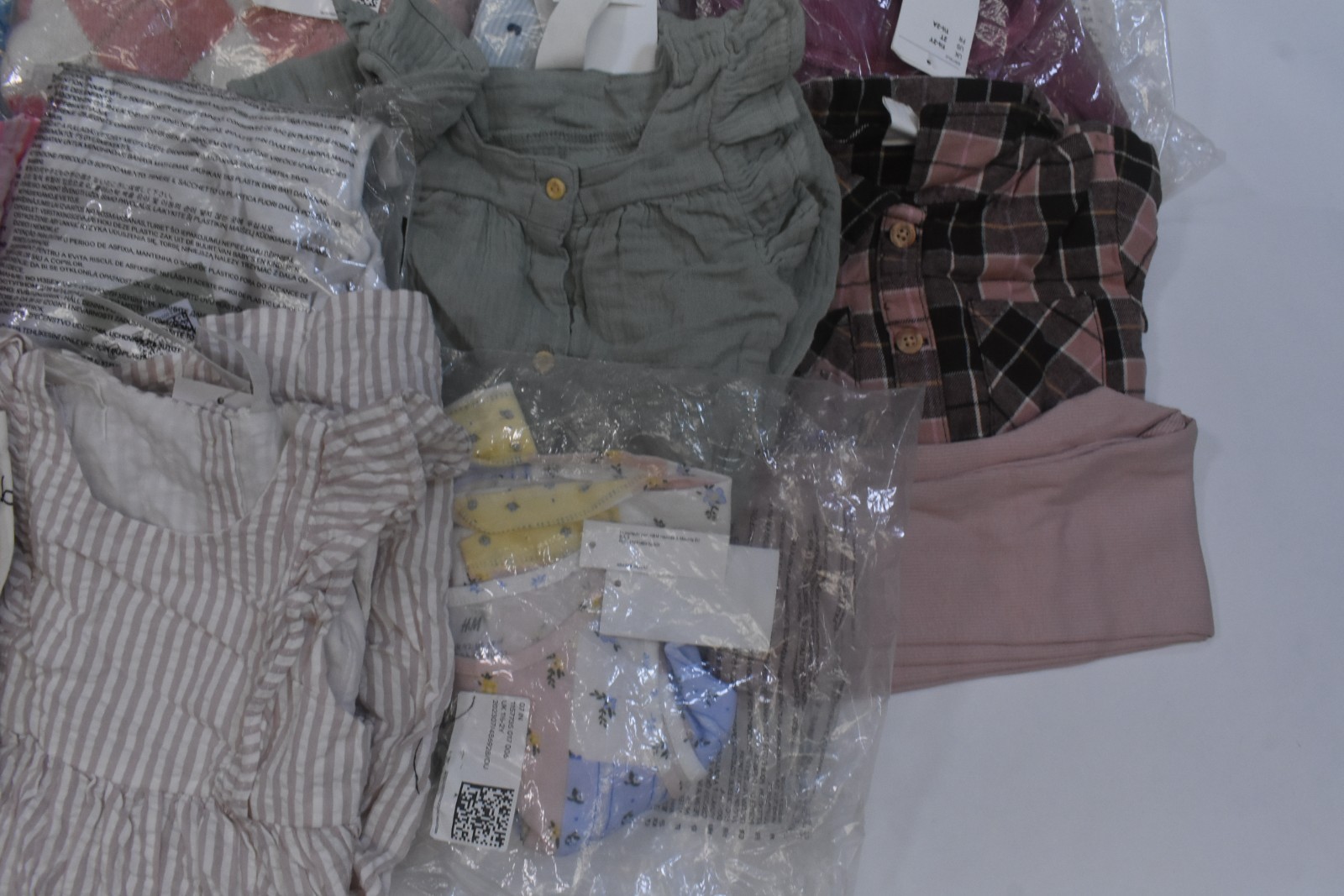 H&M Bulk Lot Of 16 Toddler Girls Size 2T Mixed Season Tops Bottoms Dresses