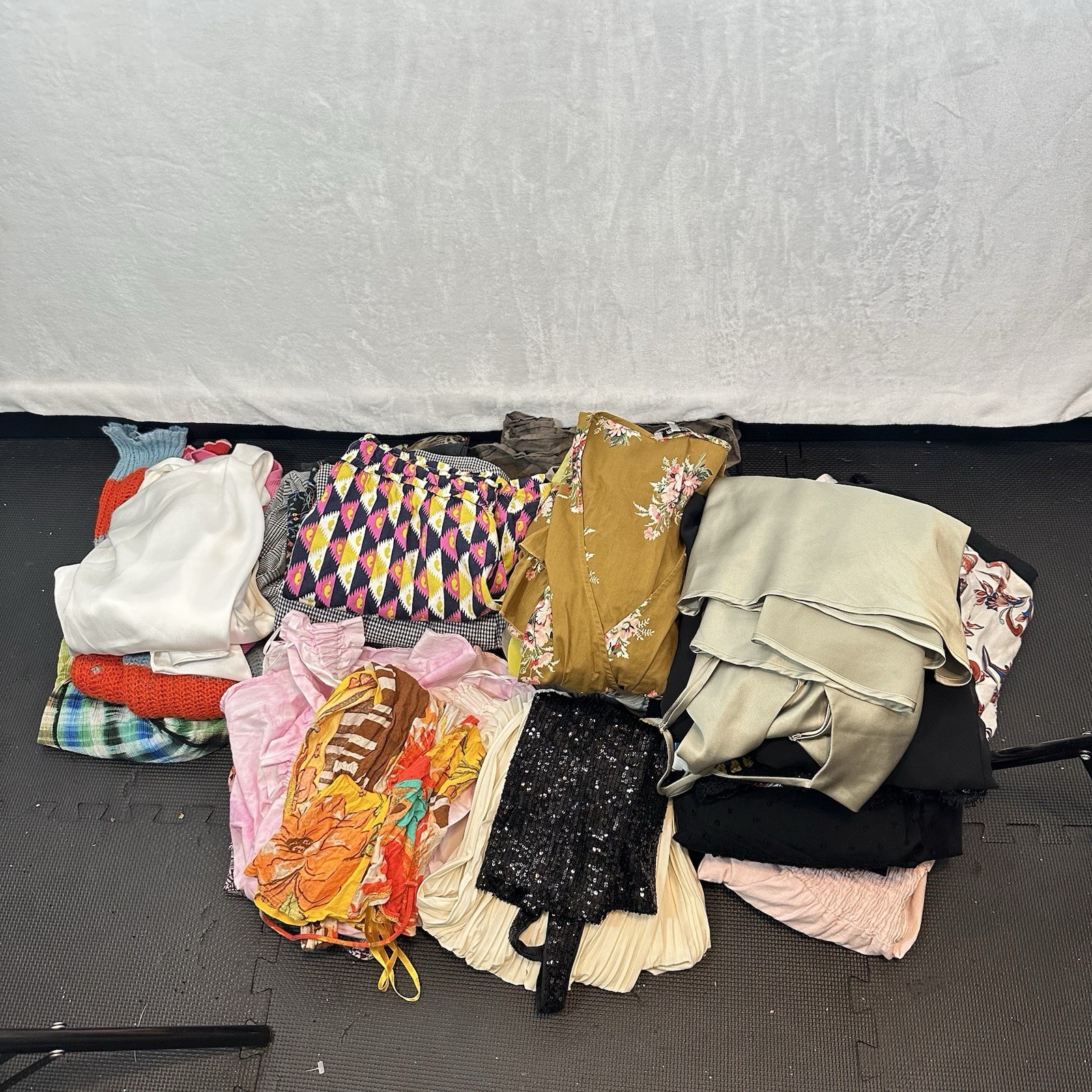Urban Outfitters Zara Clothing Whole Sale 31 Piece Lot Womens Various Sizes