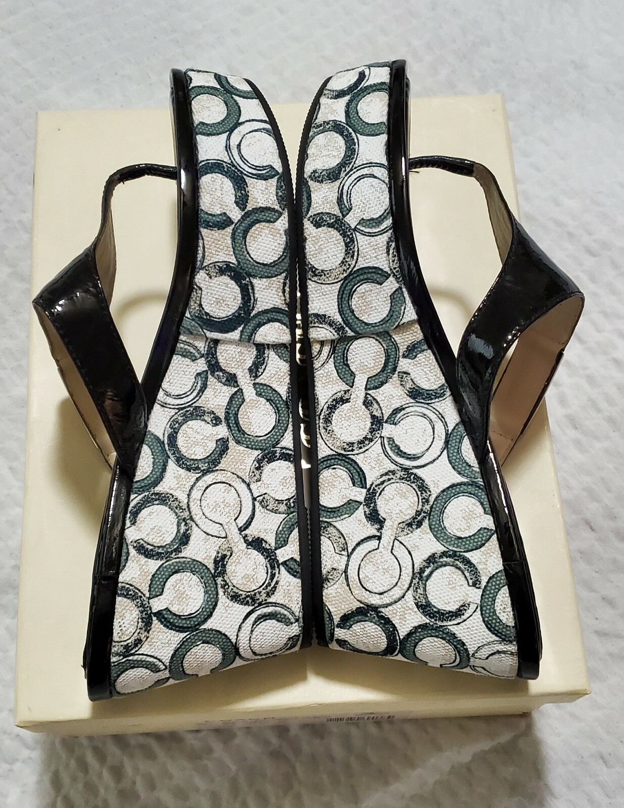 NEW COACH JAN*CRINKLE BLACK PATENT OPTICAL ART JACQUARD THONG WEDGE SANDAL 8.5M