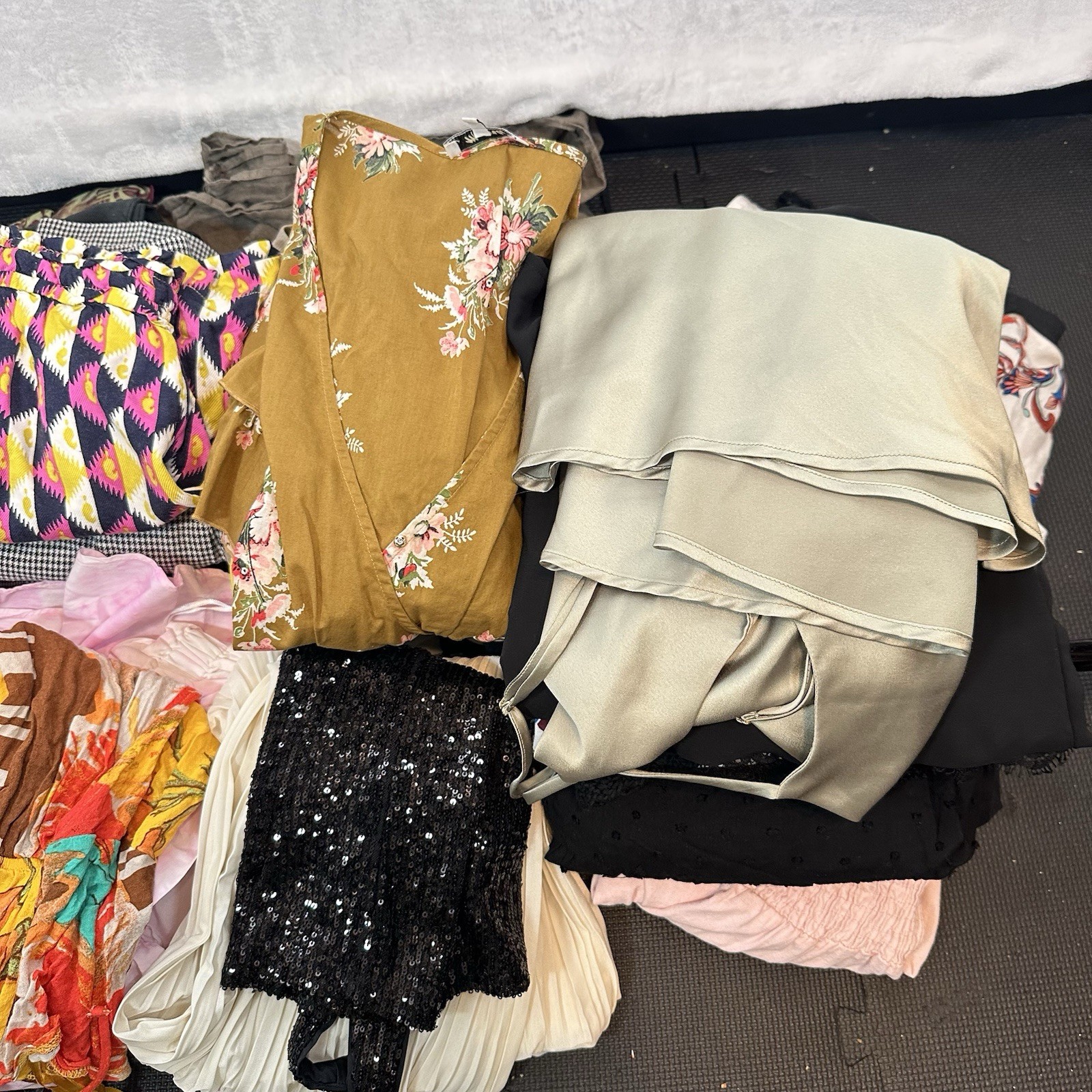 Urban Outfitters Zara Clothing Whole Sale 31 Piece Lot Womens Various Sizes