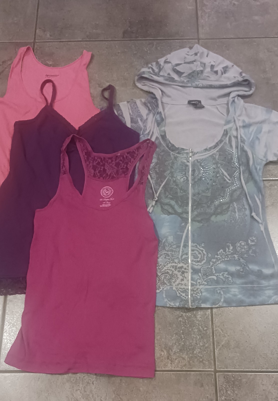 Women&rsquo;s Clothing Lot of Various Sizes (22-Pieces of Clothing)