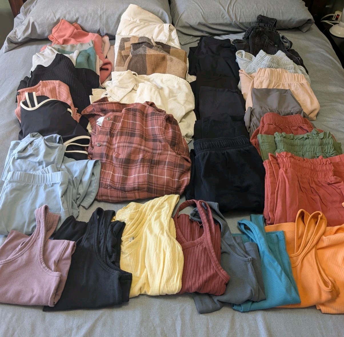 Lot Of 32 Size S Womens – Juniors Clothing Mixed Seasons Lot AE Old Navy Aerie