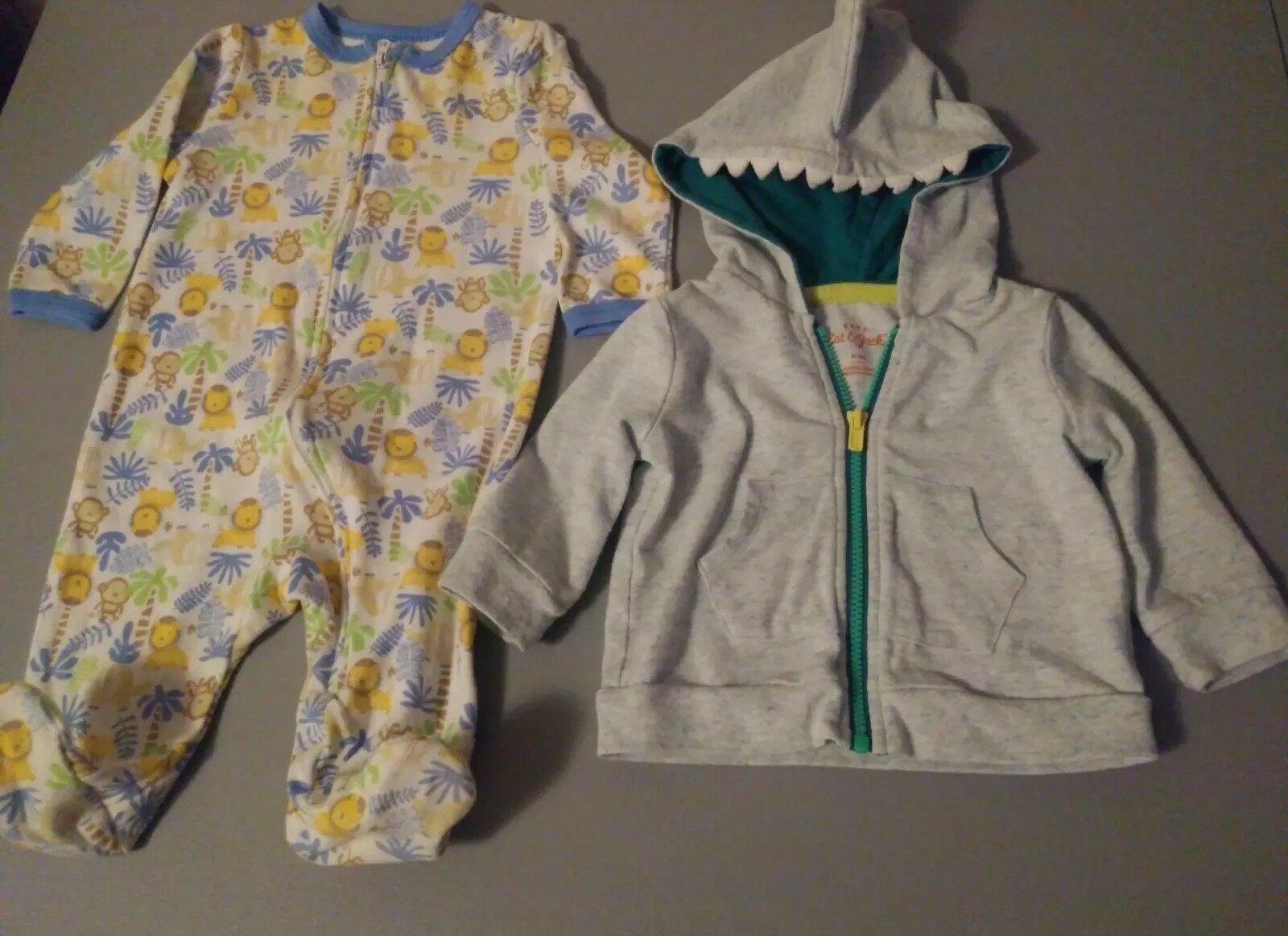 2– ITEMS BABY BOY ZIP UP FOOTED BODYSUITS & DINOSAUR HOODIE LIGHT JACKET ZIP UP