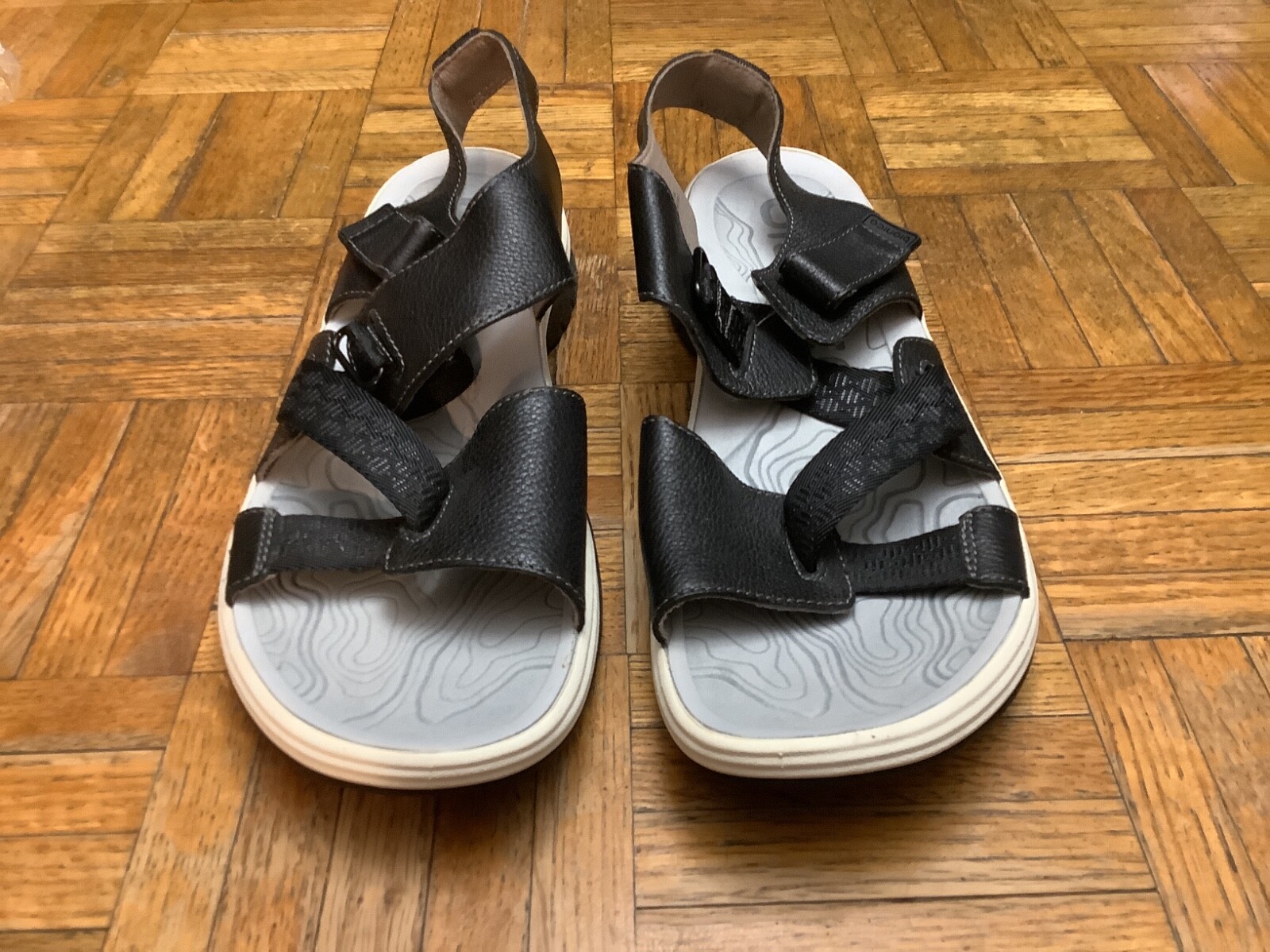 1 pair women’s shoes: Bionica Sandals 10M