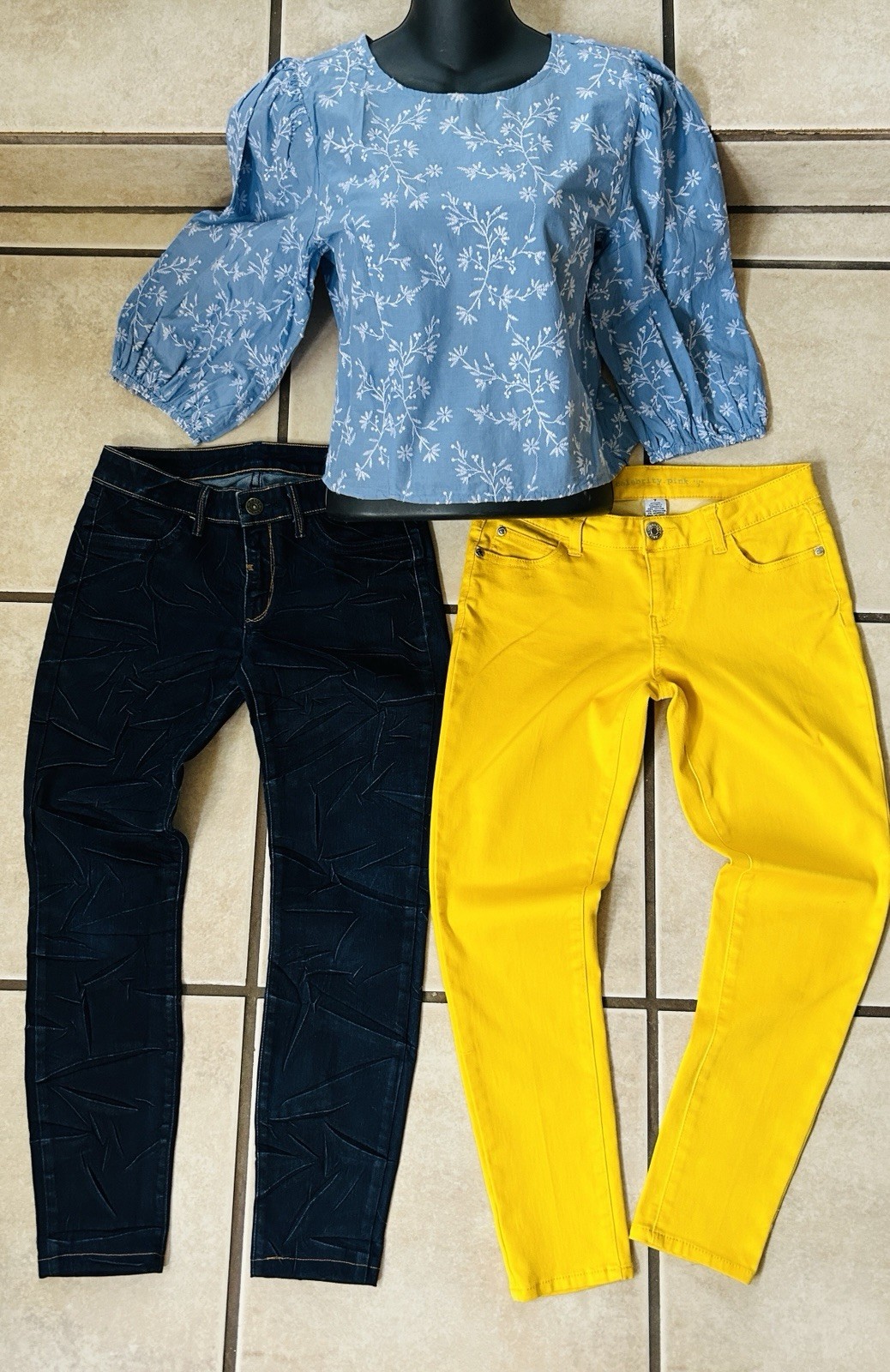 2 pairs of women’s jeans Size 27 & 7 Easy $ & Celebrity Pink W Sm Loft Top Denim