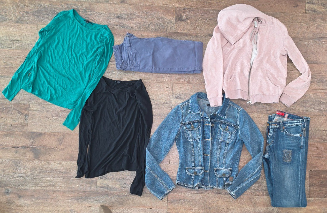 Lot of 6 Womens Clothes, Jeans size 27, Shirts size Small, Hoodie XS