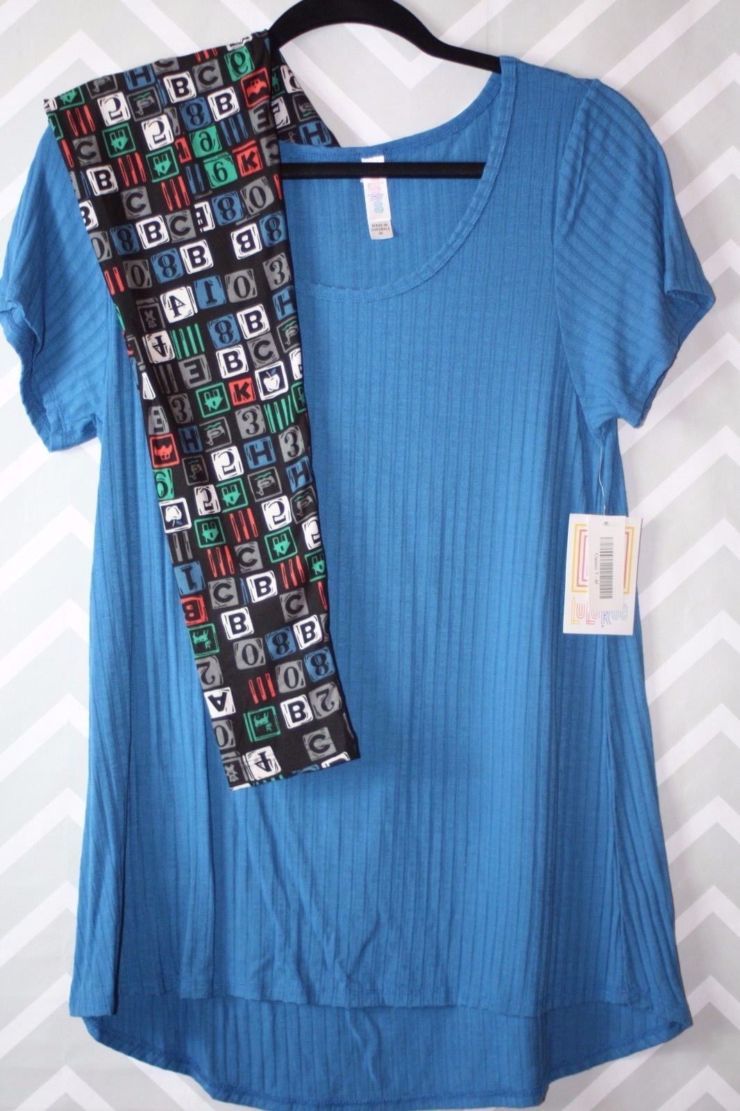 Lularoe Outfit Medium Classic OS Leggings Type Writer Letters NWT