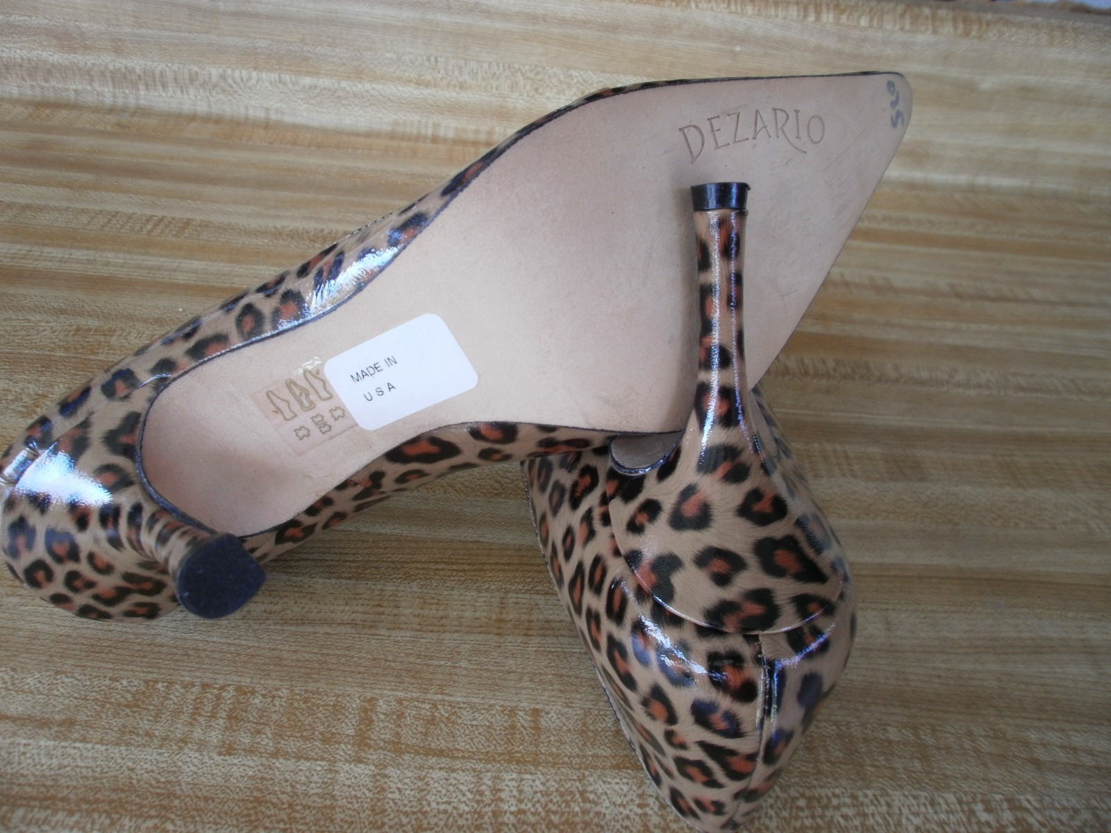 DEZARIO NWT 8B Patent Leather Leopard Bow Pump US 8 runs small