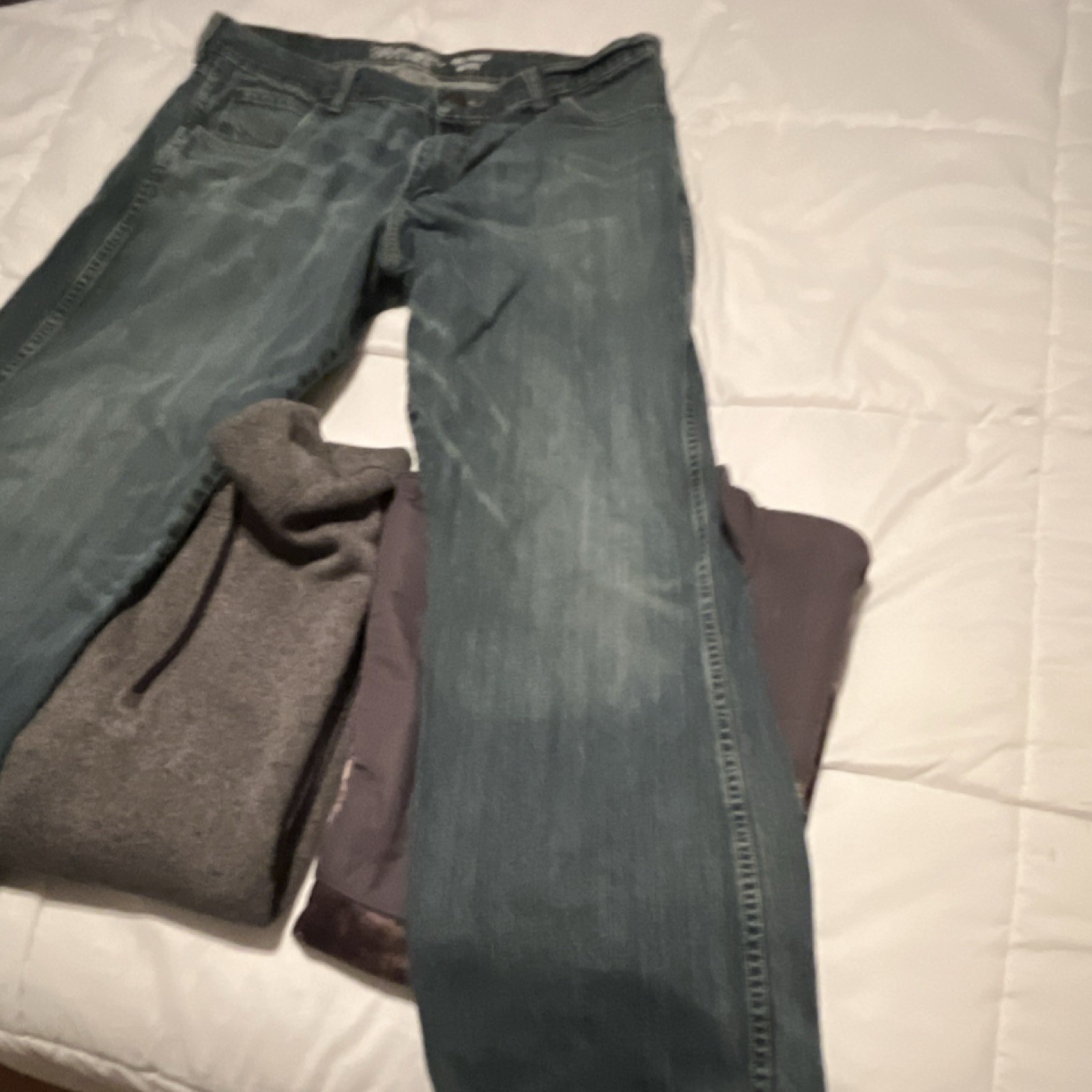 Wrangler 38×32 Jeans, Mossy Oak 2XL Pullover, Old Navy Sweater, Habit Jacket