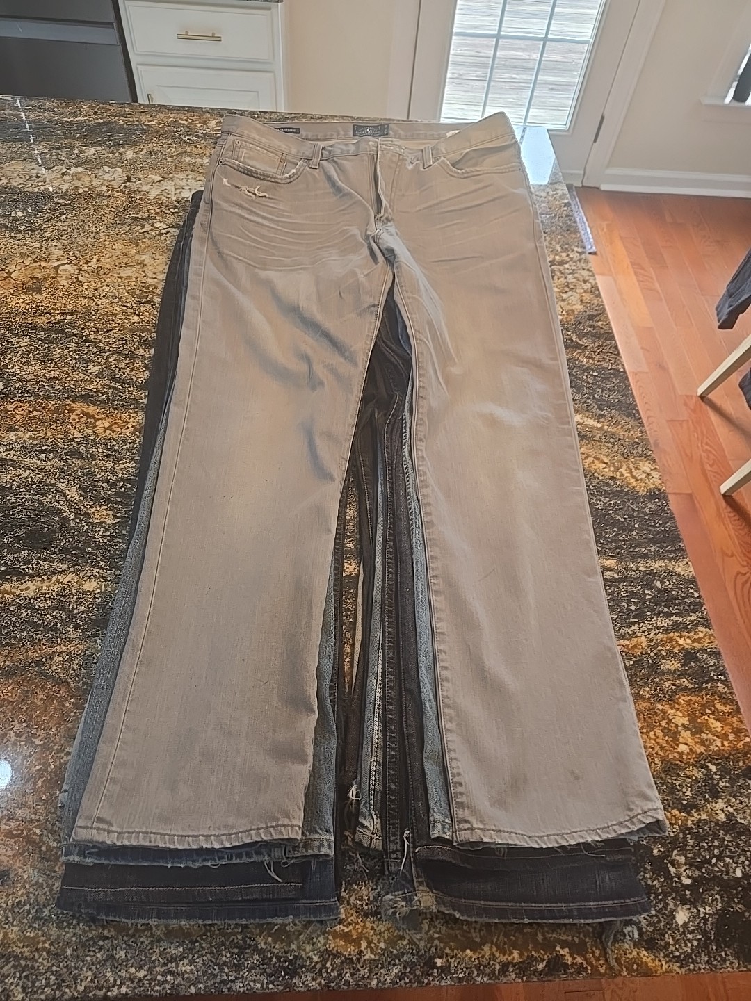 Wholesale Lot 17 Men&rsquo;s Jeans Mixed Sizes BKE, Levi&rsquo;s, Express & More Mid 2000s