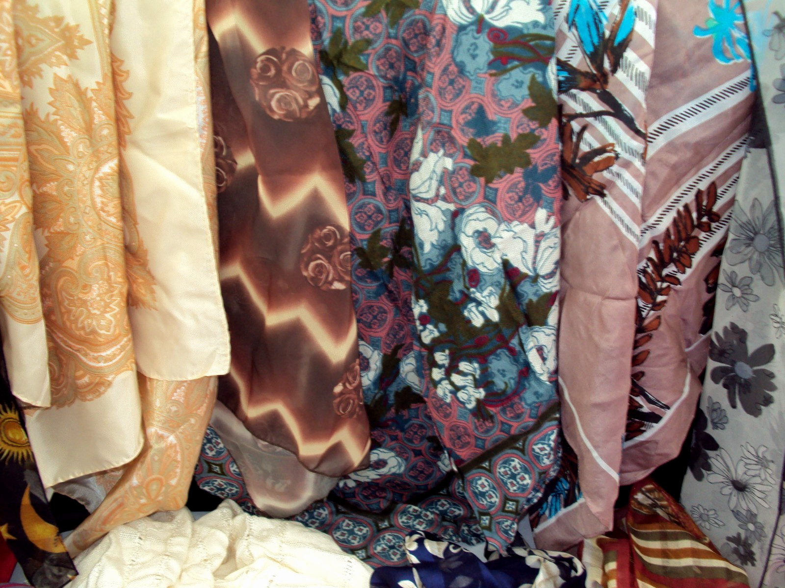 17 PC VINTAGE LOT-Women’s Fashion Scarves/Scarfs-MIXED SIZES, PRINTS, FABRICS