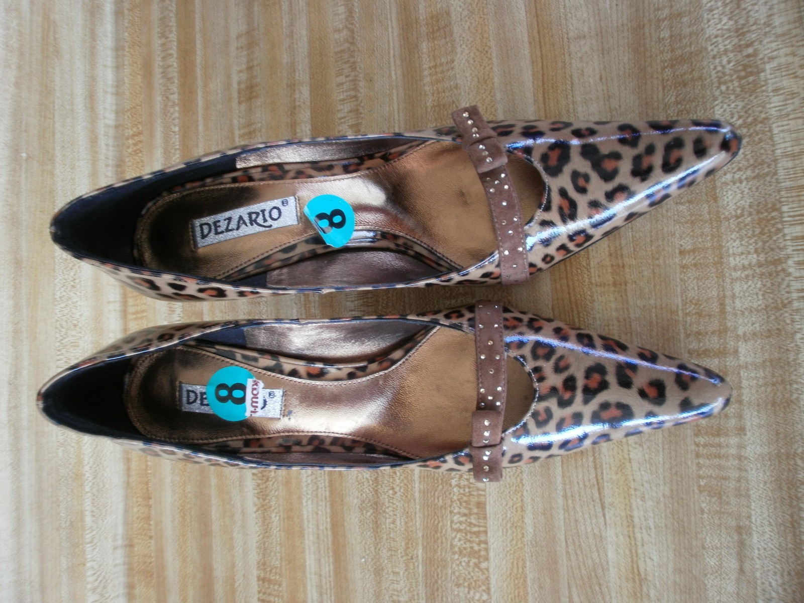 DEZARIO NWT 8B Patent Leather Leopard Bow Pump US 8 runs small