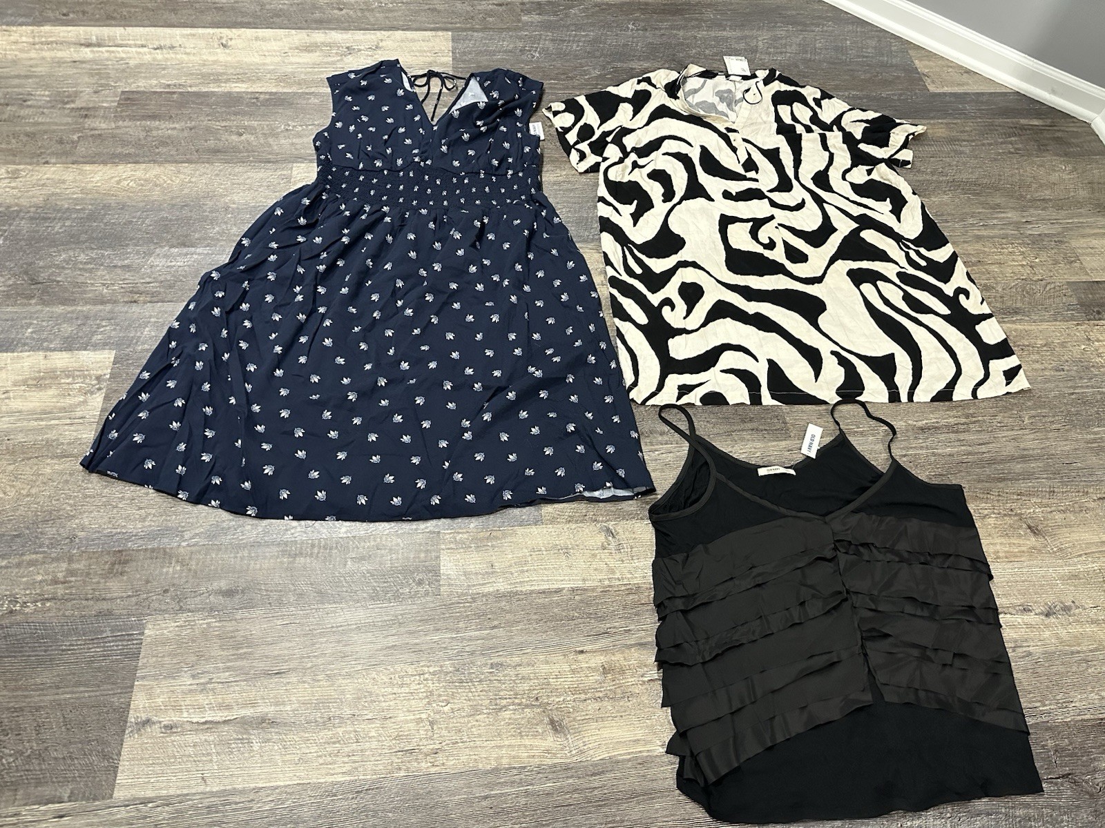 LOT OF 3 – H&M – OLD NAVY Size 2XL XL – 2 Dresses & 1 Black Strap Top BRAND NEW!
