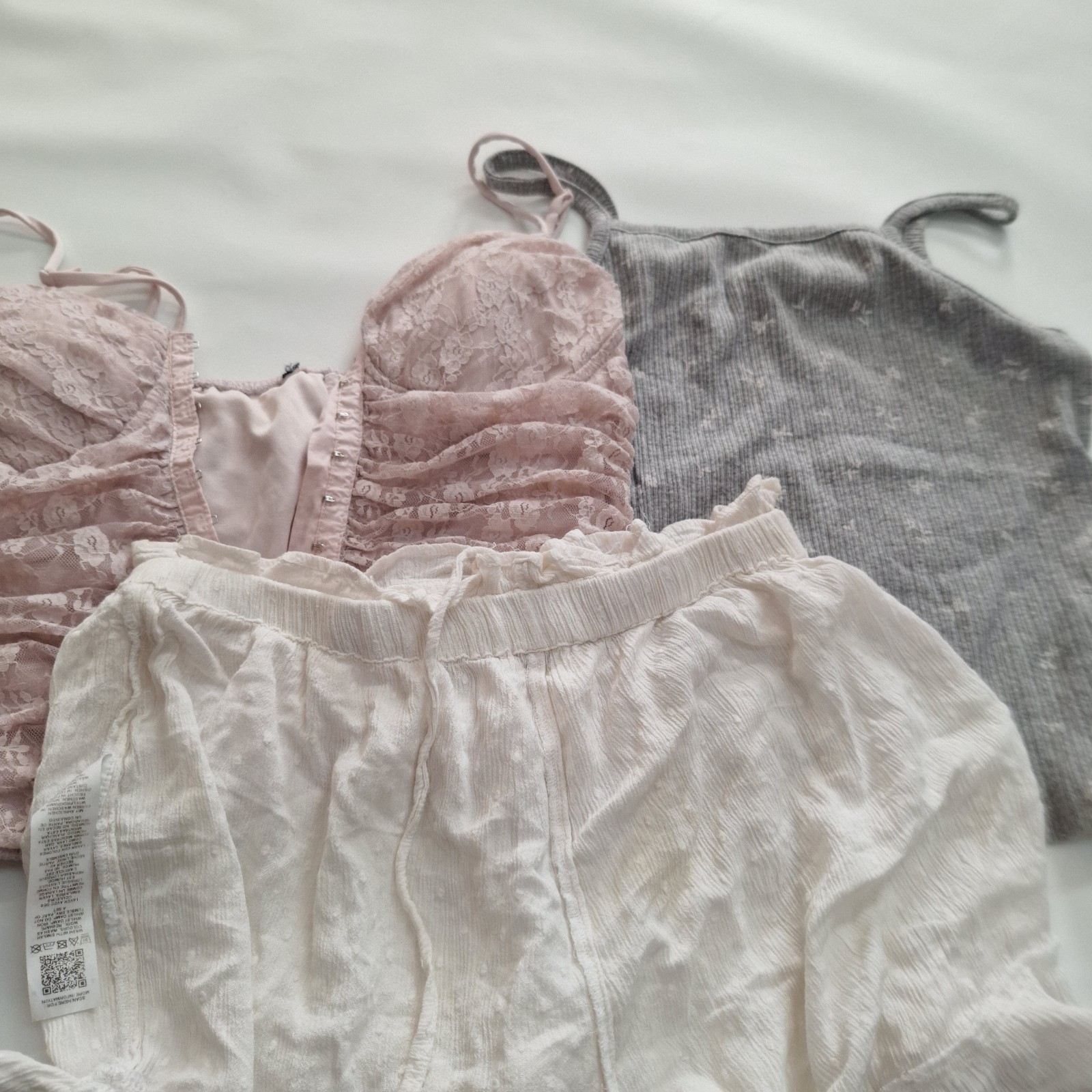 Mixed Lot Of 29 Woman&rsquo;s Size Medium Spring Summer Clothing Tank Tops And Shorts