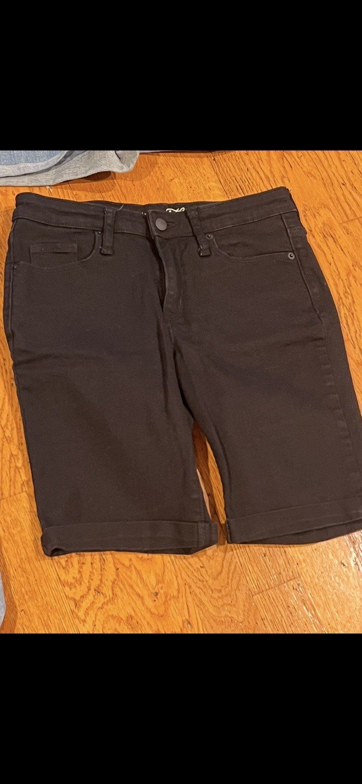2 Universal thread shorts, refuge pants, and American eagles shorts. Distressed