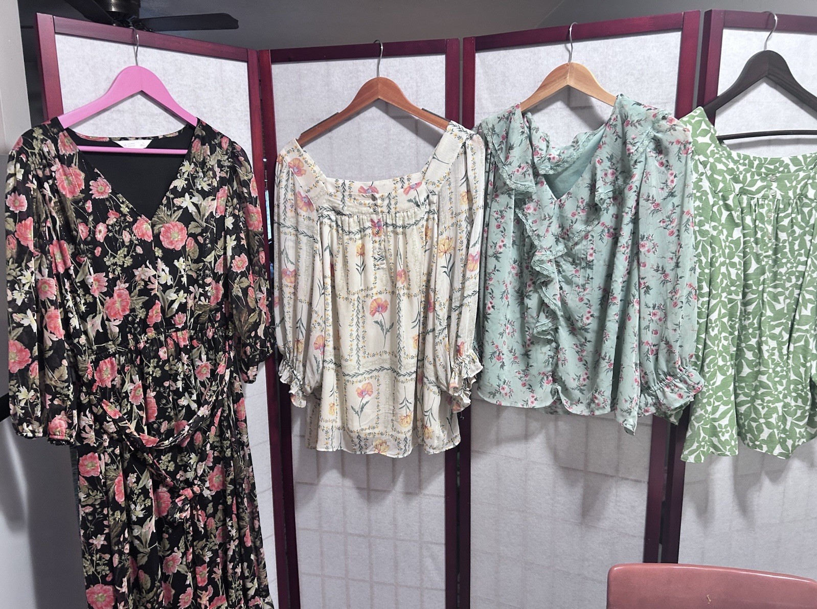 Lot Of Lauren Conrad Clothes (4 Tops And 1 Dress) Large. 0x And Petite XL.