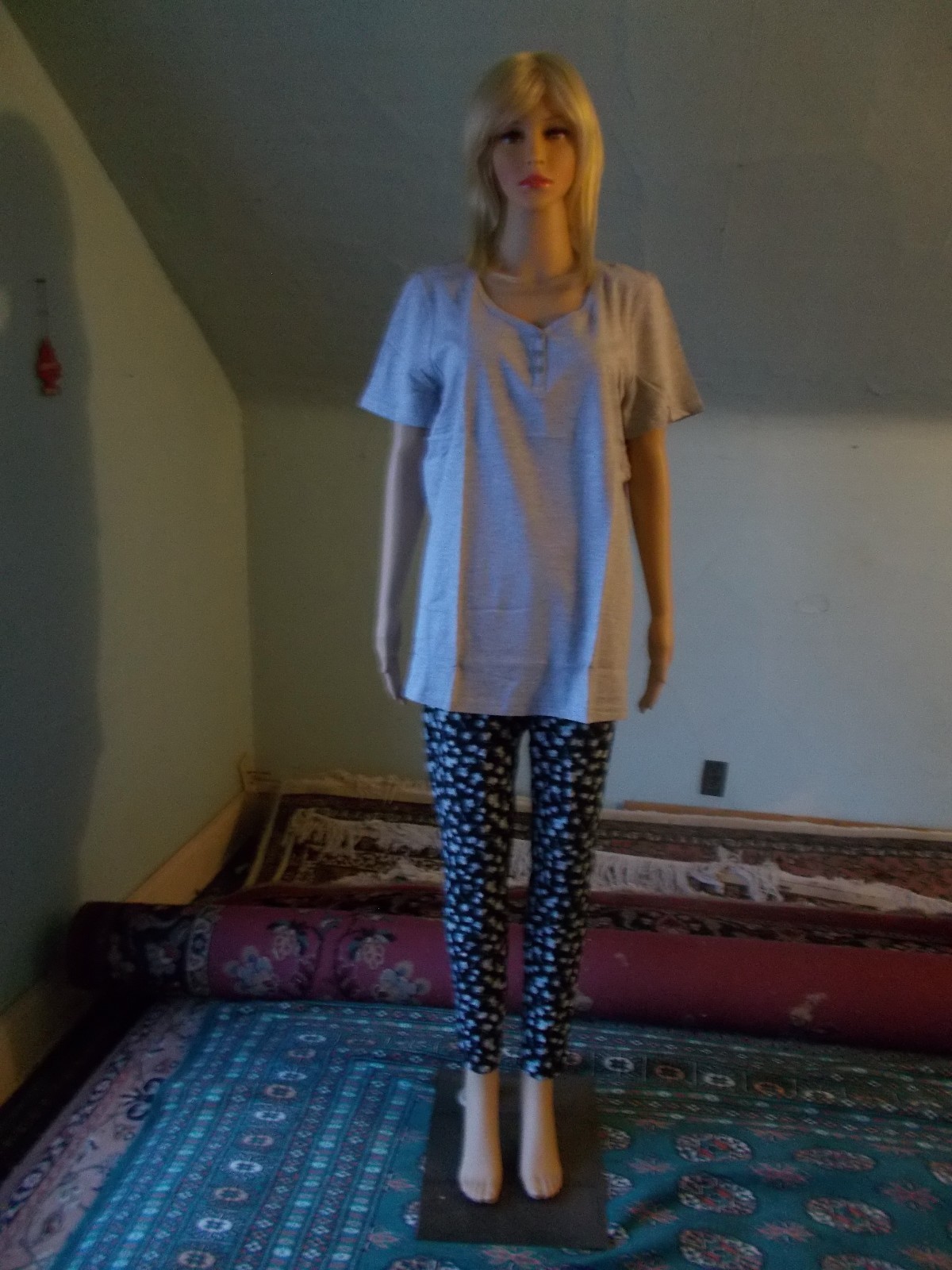 WOMAN&rsquo;S 2-PIECE OUTFIT – SIZE M
