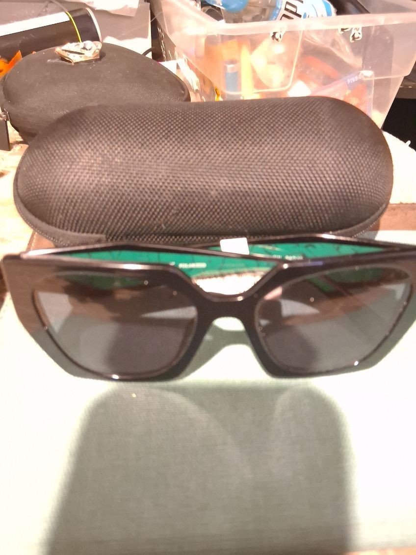 versace sun glassess $ 200