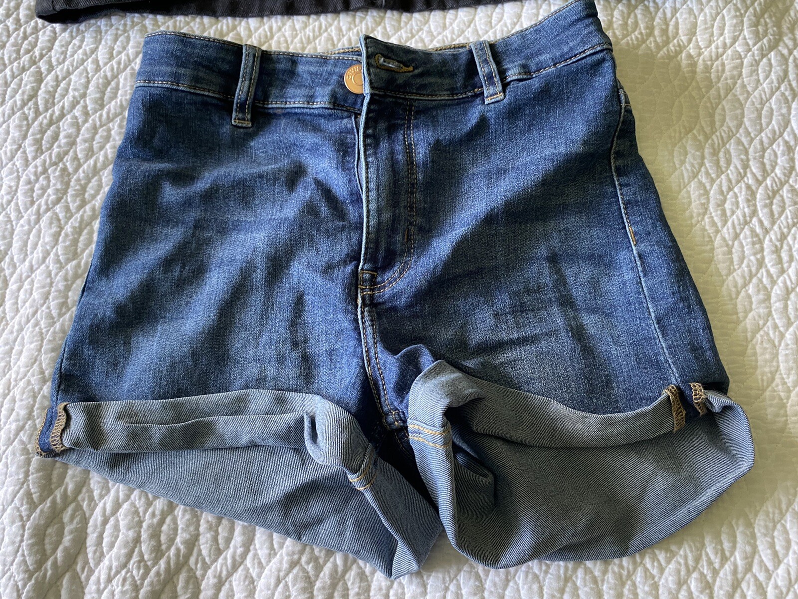 Lot of 4 H&M Women’s Clothes Size: 2; (2 Pants, 1 Shorts, 1 Skirt)