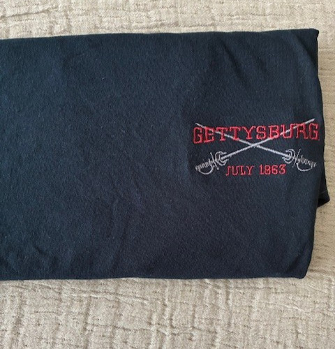 2017 GETTYSBURG NWT XL CAP W/FLAG PIN; NWOT XL NAVY BLUE COTTN T-SHIRT ORIG. OWN