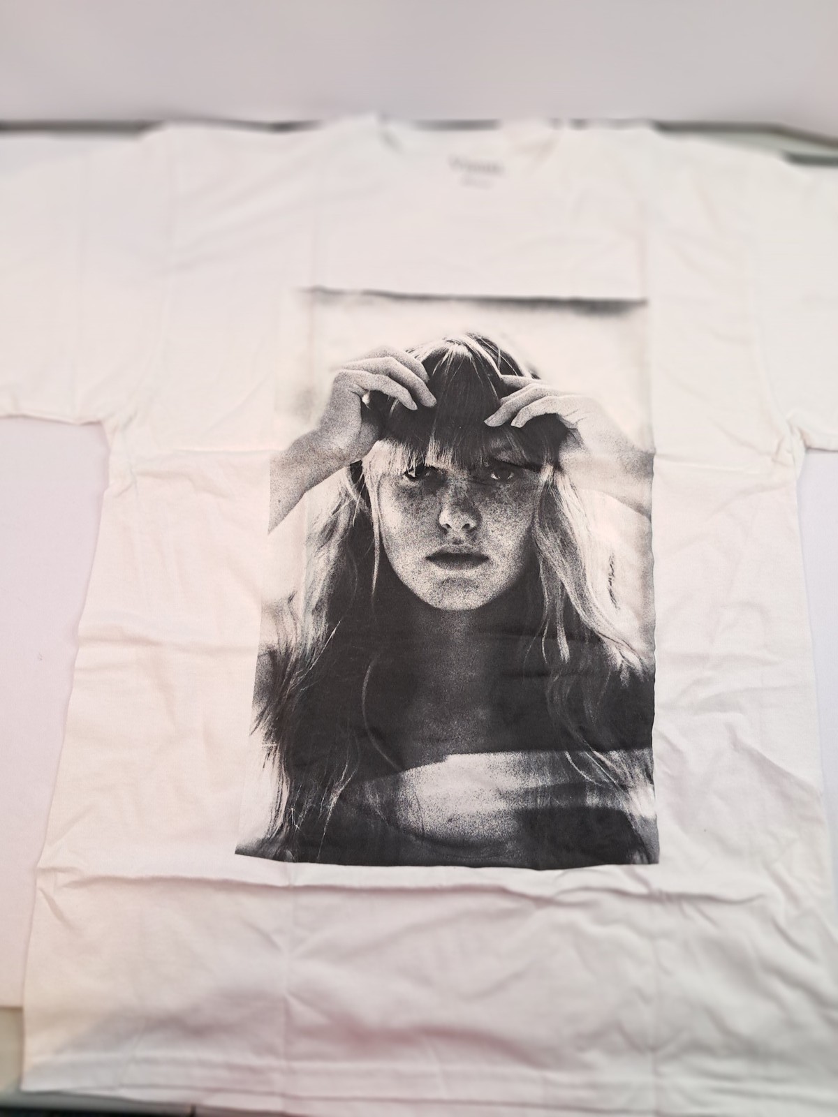 Visual. White T-Shirt Medium Black & White Photo Graphic Tee Woman Freckles