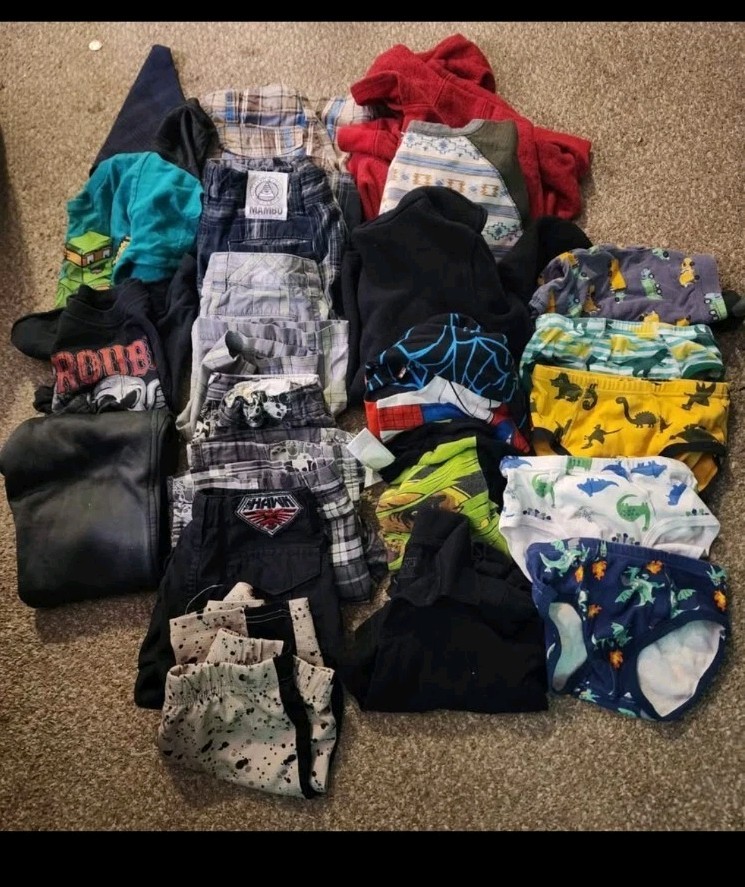 Mixed boys Lot of 21 size 6,7,8 (Pre owned)