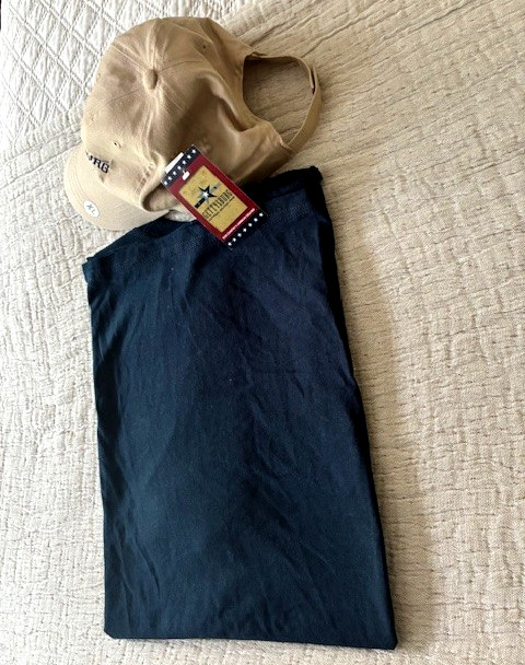 2017 GETTYSBURG NWT XL CAP W/FLAG PIN; NWOT XL NAVY BLUE COTTN T-SHIRT ORIG. OWN