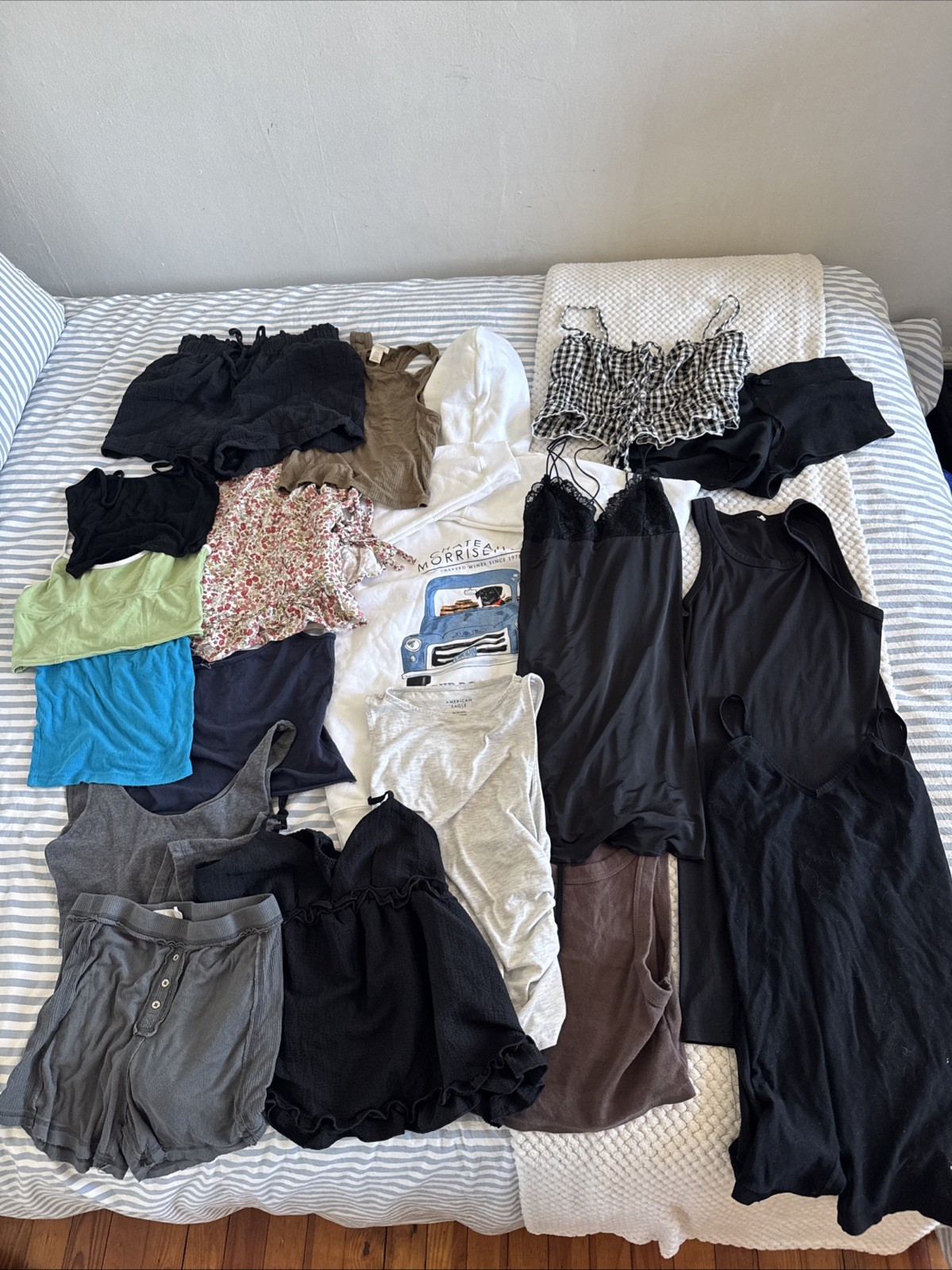 18 pc Women’s Clothing Lot, Mostly S-XS, Some Oversized Items
