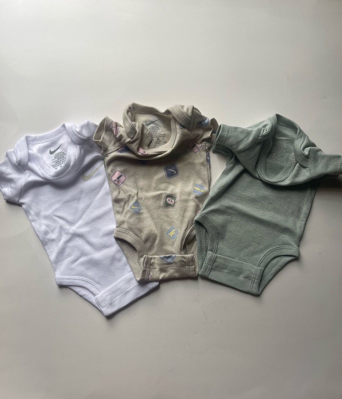 Nike Newborn Unisex Baby Bodysuits Lot of 3 White Beige Green Logo, M109-K40
