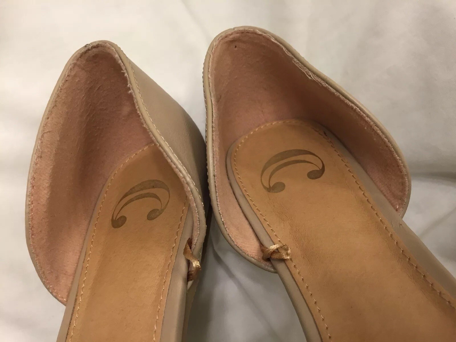 Charming Charlie&rsquo;s Women&rsquo;s Beige/Tan Slip-On Laser Cut Design Sandals Shoes-10M