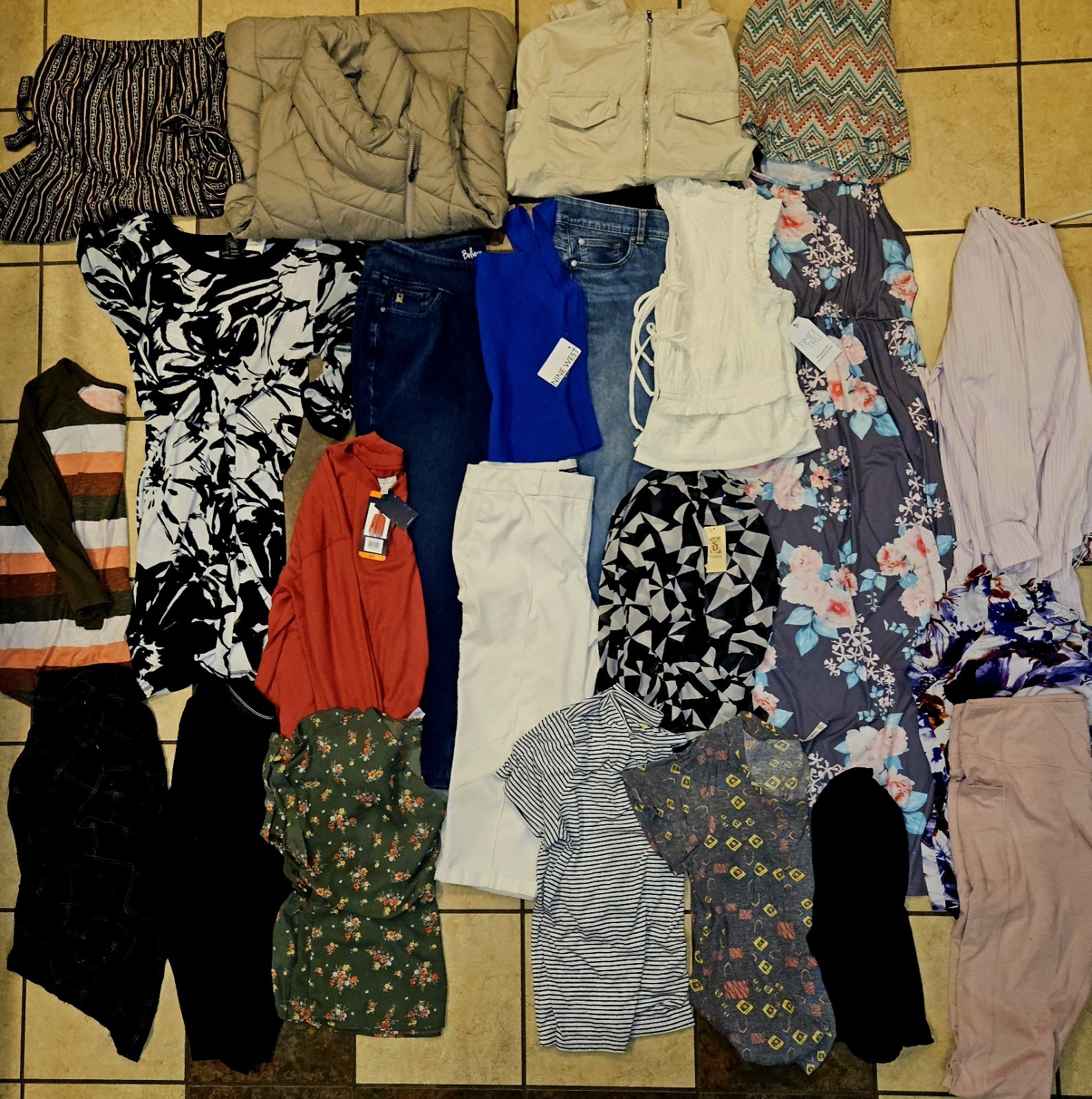24 pcs. WOMEN&rsquo;S CLOTHING LOT – SIZE XL & 1XL – Lucky, Torrid, Nicole Miller