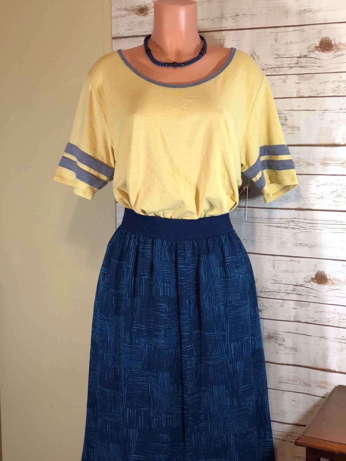 NWT LulaRoe 2 PC OUTFIT – XL Perfect T & XL Lola – Beautiful Classic Outfit