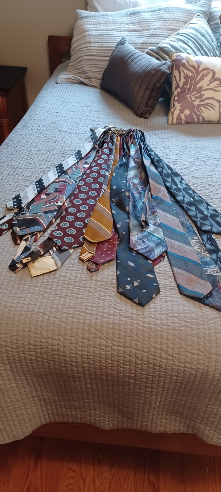 Mens clothes shirts XL, pants 38/32 40/32, jackets 42 long. Very good condition