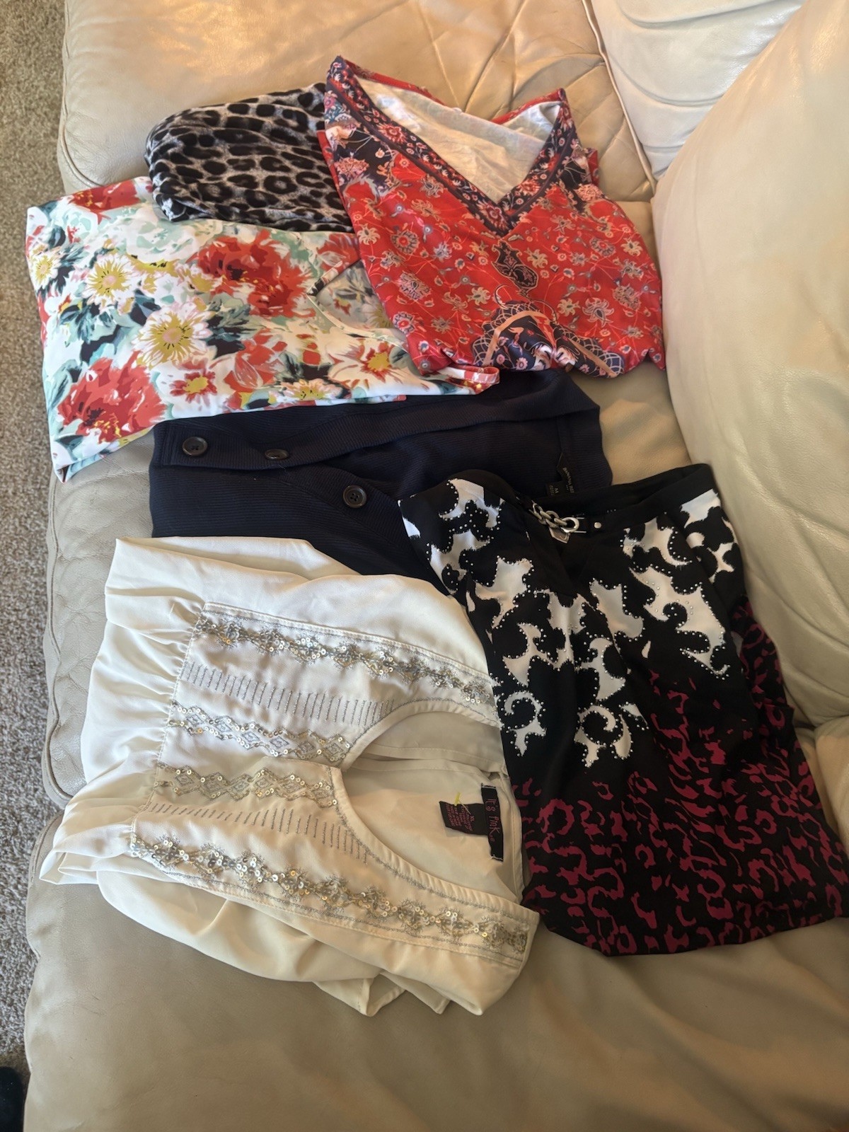 Women’s size M tops bundle, gently loved in great condition.